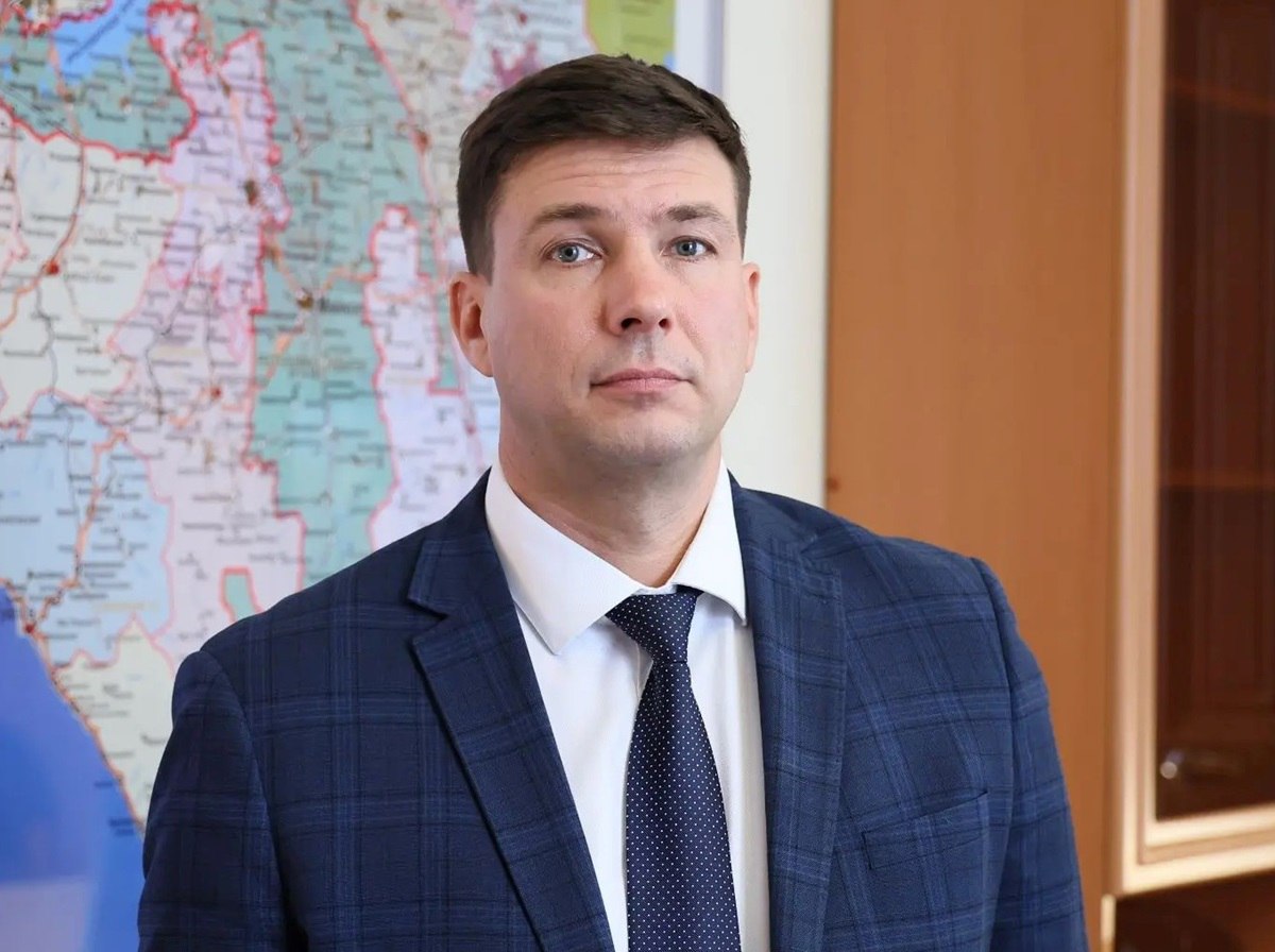 Вице губернатор предложил вывести из подполья бойцовский клуб подростков в Краснодаре Новый замглавы региона Александр Руденко отреагировал на ситуацию с бандой подростков в Краснодаре Он отметил что у детей сложнейший переходный возраст и нужно направить их энергию на спорт Нужно помочь им попасть в цивилизованный спорт У нас создана мощная спортивная база В крае работают 34 центра единоборств Каждый желающий может записаться в секцию через Госуслуги Задача взрослых помочь направить силу подростков в разумное русло Ситуацию буду держать на контроле написал вице губернатор Блокнот Краснодар в МАХ подпишись