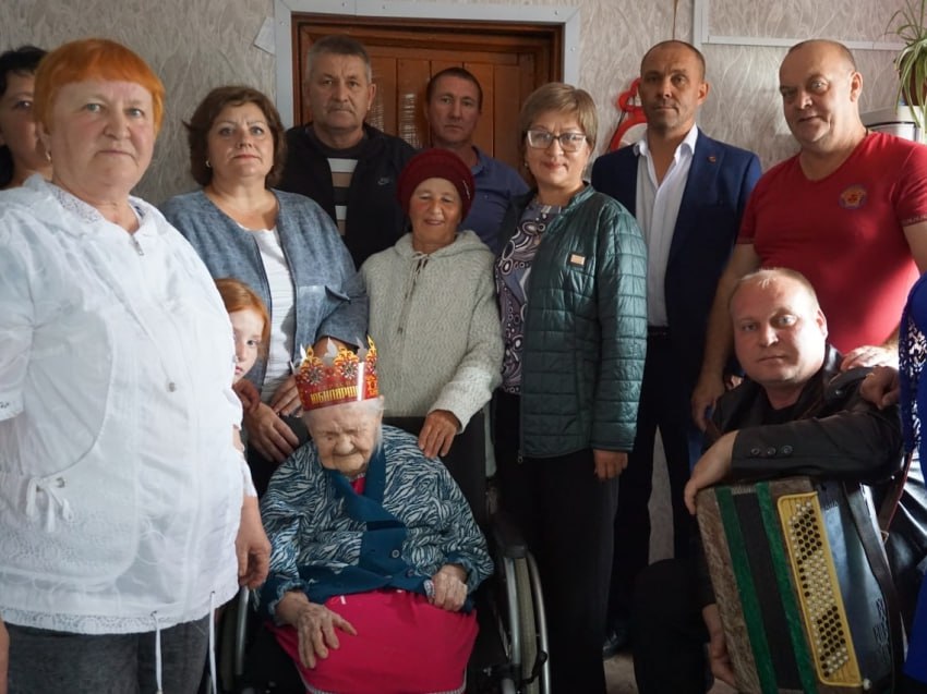 Труженица тыла из Забайкалья отметила вековой юбилей Жительница села Арбагар Шилкинского округа Надежда Беломестнова отметила 100 летний юбилей Женщина является труженицей тыла и вдовой ветерана Великой Отечественной войны Я не знаю в чем секрет долголетия Просто жила и трудилась Но могу сказать что в жизни самое главное здоровье Его нужно беречь И конечно же семья поделилась юбилярша Женщина в течение 39 лет работала техничкой в Холбонском продснабе Управления рабочего снабжения министерства цветной металлургии У забайкалки четверо детей шестеро внуков и трое правнуков Фото администрации Шилкинского округа ChitaMedia Забайкальский край