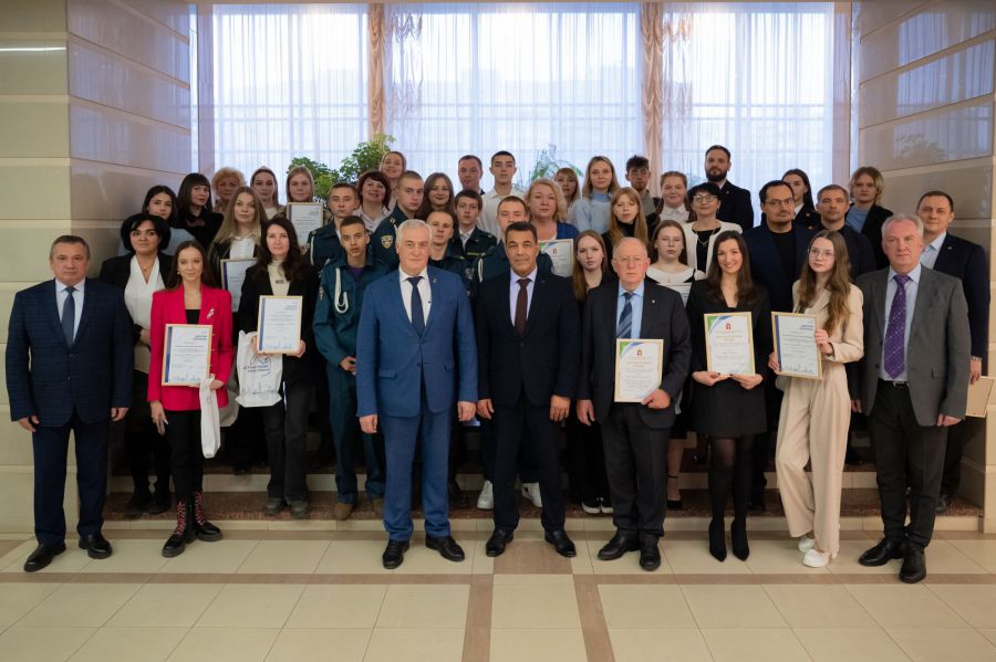 Победителей творческого конкурса в сфере противодействия коррупции «Честные люди — сила Урала» наградили в Международный день борьбы с коррупцией. Награды департамента противодействия коррупции Свердловской области вручили победителям трех номинаций и призерам на церемонии  В этом году на конкурс поступило около 150 работ, участниками стали школьники и студенты. Ребята рисовали антикоррупционные плакаты, писали стихи и монтировали видеоролики. Из отобранных экспертами конкурсных работ с помощью общественного голосования были выбраны победители.    Подробнее читайте на сайте «Областной газеты».    департамент информационной политики Свердловской области   Подписаться на «ОГ» Прислать новость Поддержать канал