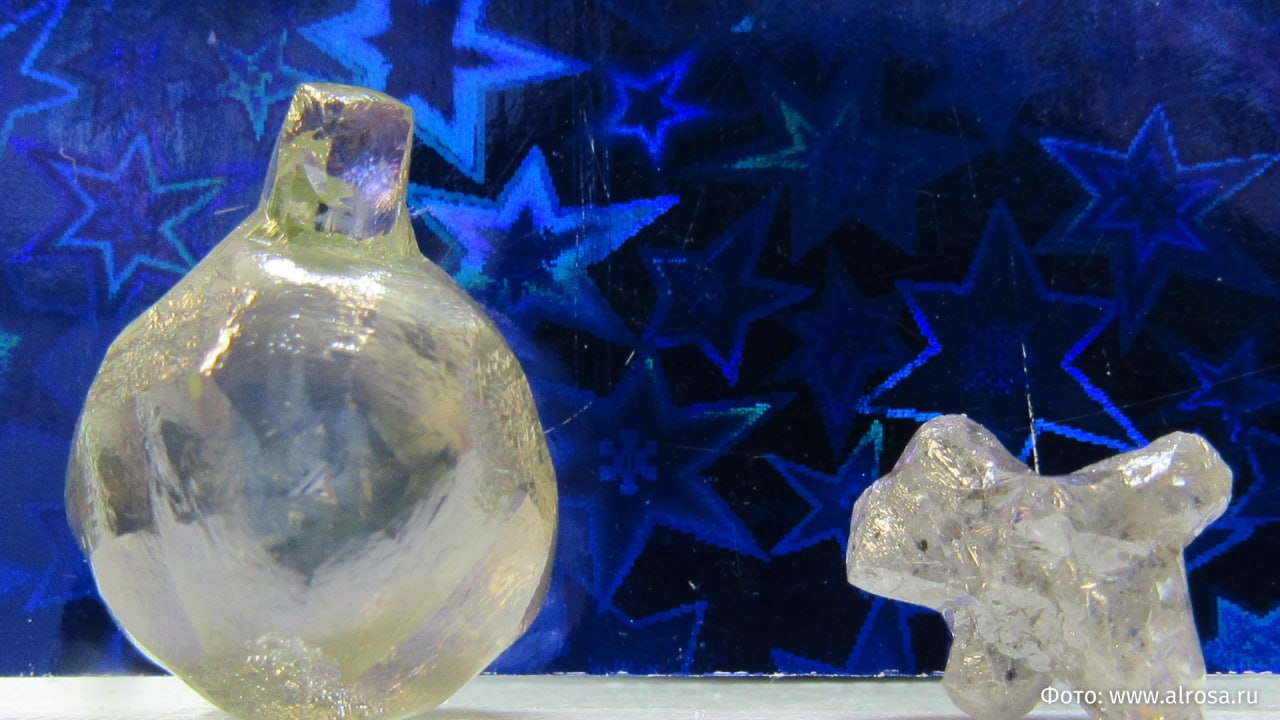 Алмазы в виде елочного шара и щенка нашли на месторождении в Архангельске Минерал напоминающий новогоднюю игрушку весит чуть больше 17 карат а кристалл в форме щенка весит 2 7 карата сообщили в компании Алроса Месторождение в Архангельске уникально тем что состоит из шести кимберлитовых трубок в которых сосредоточено более 250 млн тонн алмазоносной руды Наши алмазы имеют интересные морфологические особенности и выделяются среди других месторождений более округлыми формами и большим количеством граней отметил главный геолог Севералмаза Илья Зезин В 2024 году на месторождении имени М В Ломоносова в Архангельске был добыт алмаз в форме настоящей елки РЕН ТВ в Telegram в MAX