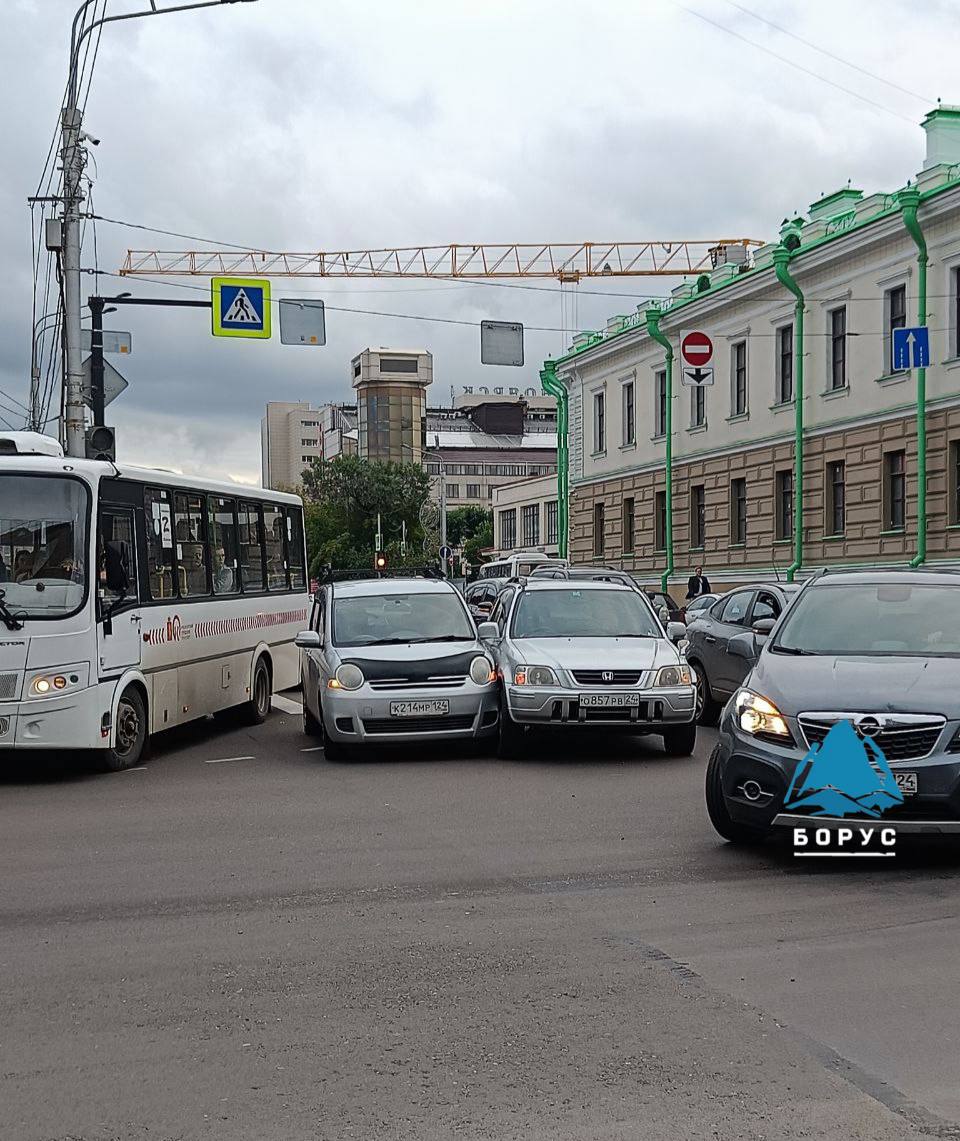 Перекресток Мира и Вейнбаума не теряет статус самого проблемного в центре: по сообщению читателей Боруса там произошла очередная авария   На месте уже работают полицейские, судя по онлайн-картам, проехать там сейчас проблематично. Несмотря на и без того сложную обстановку на этом участке сейчас, водители продолжают нарушать там правила. Не стесняясь инспектора ДПС, разбирающего аварию, мужчина на черном внедорожнике проехал на этом же перекрестке на красный.