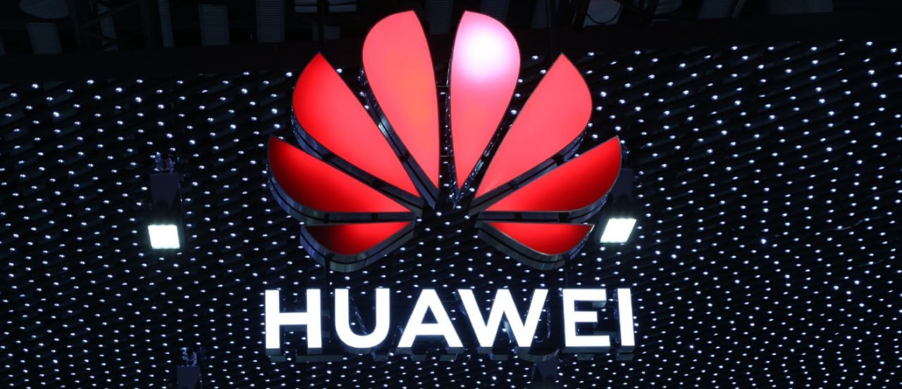 Huawei решила выложить исходники своего инструментария CANN — того самого, который нужен для работы с их чипами Ascend. Этот шаг был ожидаем, поскольку конкурировать с NVIDIA с закрытым кодом довольно сложно, а открытость может привлечь разработчиков, которым важна гибкость. Компания давно пытается развивать собственную экосистему в области ИИ, и теперь делает ставку не только на «железо», но и на программную часть. В работе участвуют и университеты, и китайские ИИ-компании — видно, что цель не просто поддержка Ascend, а полноценная альтернатива CUDA.