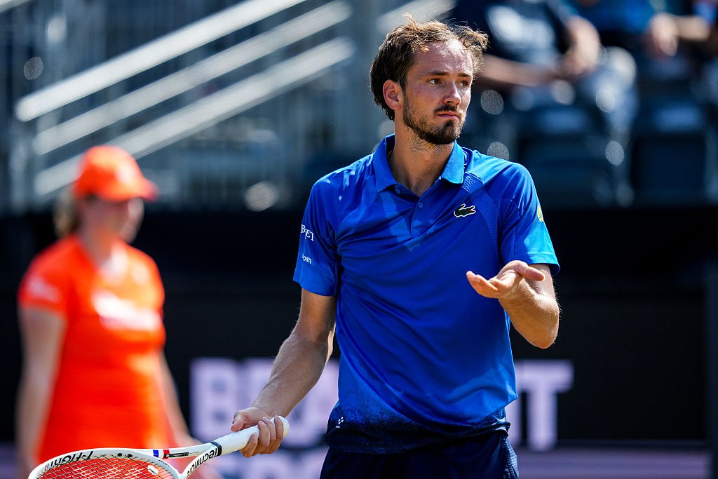 Медведев обыграл Алекса Микельсена в четвертьфинале турнира ATP 500 в Галле Даниил выиграл в матче против американского теннисиста со счётом 6:4, 6:3. Во время второго сета он был вынужден взять медицинский перерыв. Медведев дошел до полуфинала турнира под эгидой ATP впервые с марта. За выход в финал он поспорит с победителем матча Александр Зверев Германия – Флавио Коболли Италия . Rene Nijhuis/Getty Images