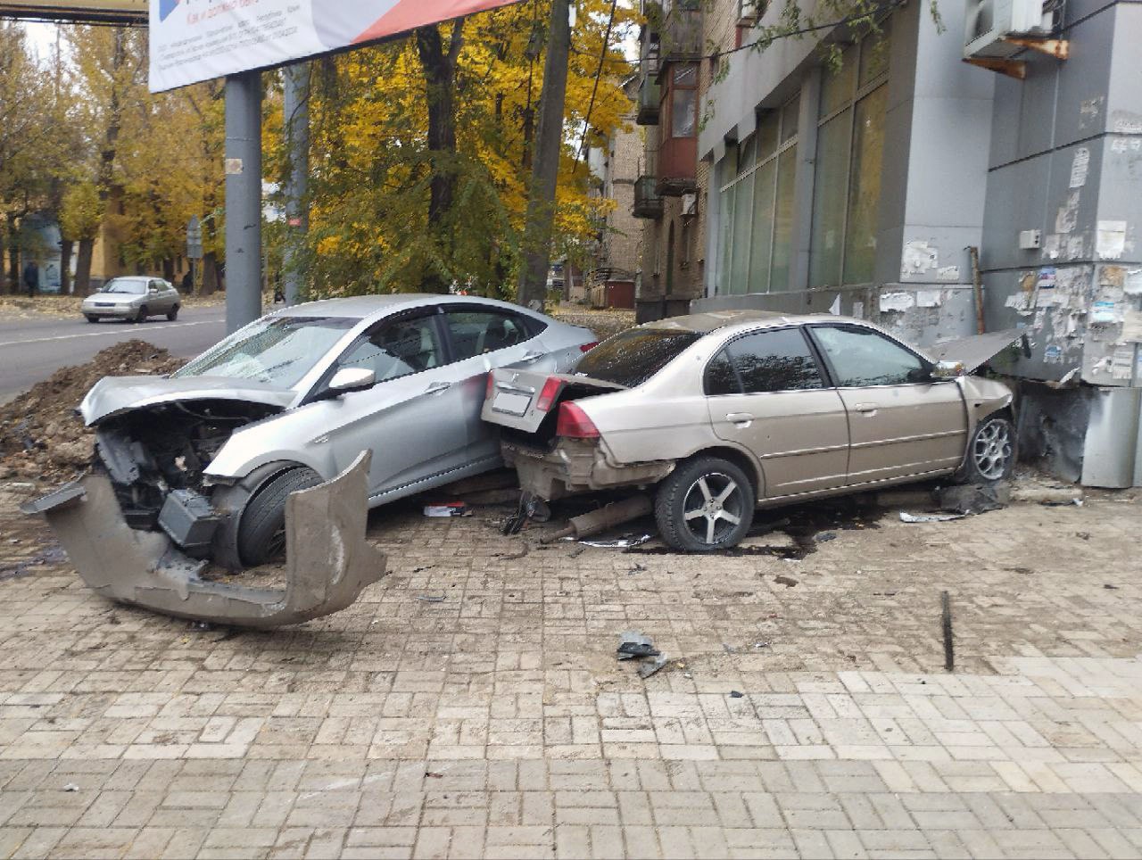 31 октября на автодорогах Республики произошло 7 ДТП, в которых 10 человек были травмированы. Также зарегистрировано 16 автопроисшествий без пострадавших.  Так, в 14:00 в Киевском районе Донецка нетрезвый 35-летний водитель автомобиля Lada Granta не выбрал безопасную скорость, потерял контроль над управлением, выехал за пределы проезжей части и совершил наезд на металлическое ограждение. В результате ДТП пассажир автомобиля получил телесные повреждения и был доставлен в больницу.  В 07:10 в Киевском районе Донецка 29-летний водитель автомобиля Honda Civic, находящийся за рулём авто с признаками опьянения и без водительского удостоверения, на регулируемом перекрестке осуществил проезд на запрещающий сигнал светофора и совершил столкновение с автомобилем Hyundai Solaris, который двигался на разрешающий сигнал светофора. В результате ДТП оба водителя получили телесные повреждения и были доставлены в больницу.