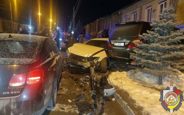 ДТП в Цхинвале: подросток на Lexus столкнулся с двумя авто   Авария с участием трех автомобилей произошла на улице Путина. Пострадавших нет, сообщили в МВД.  По предварительным данным, водитель автомобиля Lexus, житель Цхинвала 2009 года рождения, не справился с управлением, в результате чего автомобиль вылетел с проезжей части и врезался в два припаркованных на тротуаре автомобиля -  Nissan X-Trail и Toyota Alphard.  Sputnik-Ossetia