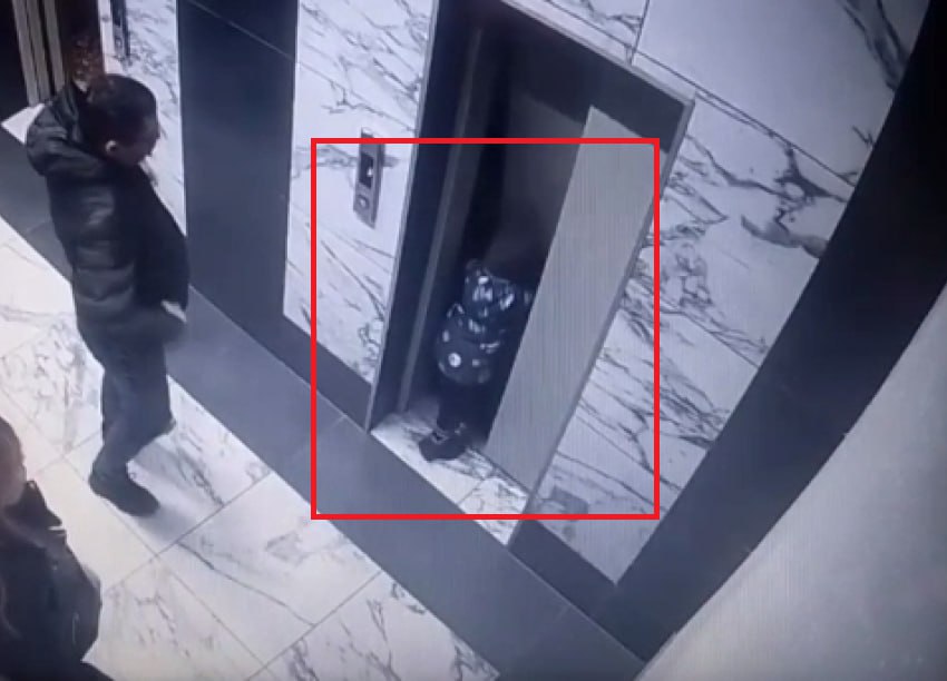 Трехлетний ребенок провалился в шахту лифта в Воронеже ВИДЕО в нашем канале в MAX Жуткое происшествие случилось 8 ноября в одном из корпусов жилого комплекса Крымский квартал на улице Конструкторов Об этом Блокнот Воронеж сообщил читатель По словам мужчины он вместе с женой и трехлетним сыном возвращались домой мальчик подошел к двери лифта и облокотился Внезапно двери открылись и ребенок провалился в шахту Отец бросился спасать сына а затем помощь понадобилась и ему В это время сам лифт был на третьем этаже Я сразу же бросился в шахту и вытащил сына к супруге Слава Богу соседи услышали как ребенок упал Они задержали лифт и пришли на помощь рассказывает местный житель По словам читателя после происшествия семья отправилась в больницу У мальчика гематомы на голове и спине