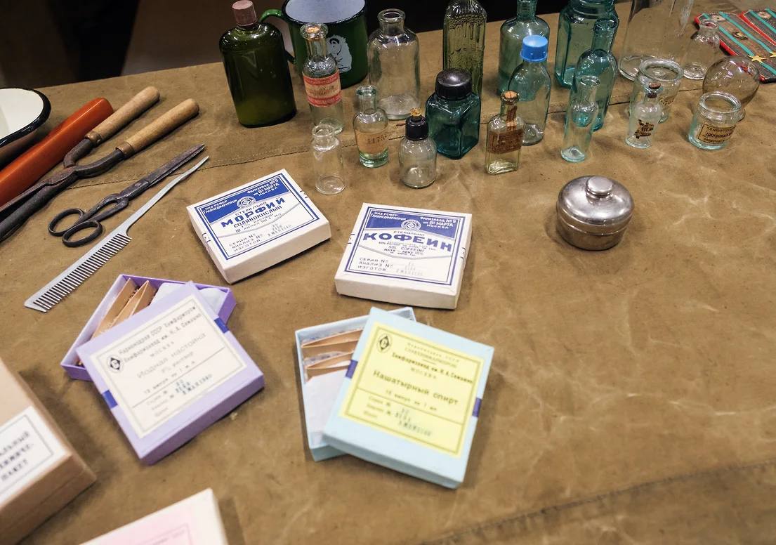 В Тольятти ликвидировали лабораторию по производству синтетических наркотиков В Тольятти сотрудники отдела по контролю за оборотом наркотиков ликвидировали лабораторию по производству синтетических наркотиков По подозрению в покушении на незаконный сбыт наркотиков задержаны два безработных местных жителя Об этом сообщает ГУ МВД России по Самарской области По предварительным данным ведомства злоумышленники нашли в интернете подработку Анонимный заказчик перечислил им деньги для аренды однокомнатной квартиры и через тайники закладки передал все необходимое для производства наркотиков Задержанные оборудовали помещение разместив полученное оборудование и вещества Готовую продукцию они собирались реализовать на территории города Во время обыска квартиры обнаружены запечатанные свертки в которых хранились пакеты с веществом В них был мефедрон общая масса которого превысила 380 г крупный размер Также изъяты пластиковые канистры с жидкостью стеклянные колбы весы и другие предметы В отношении задержанных возбуждено уголовное дело по ч 3 ст 30 ч 5 ст 228 1 УК РФ Мужчинам избрана мера пресечения в виде заключения под стражу kommersant volga