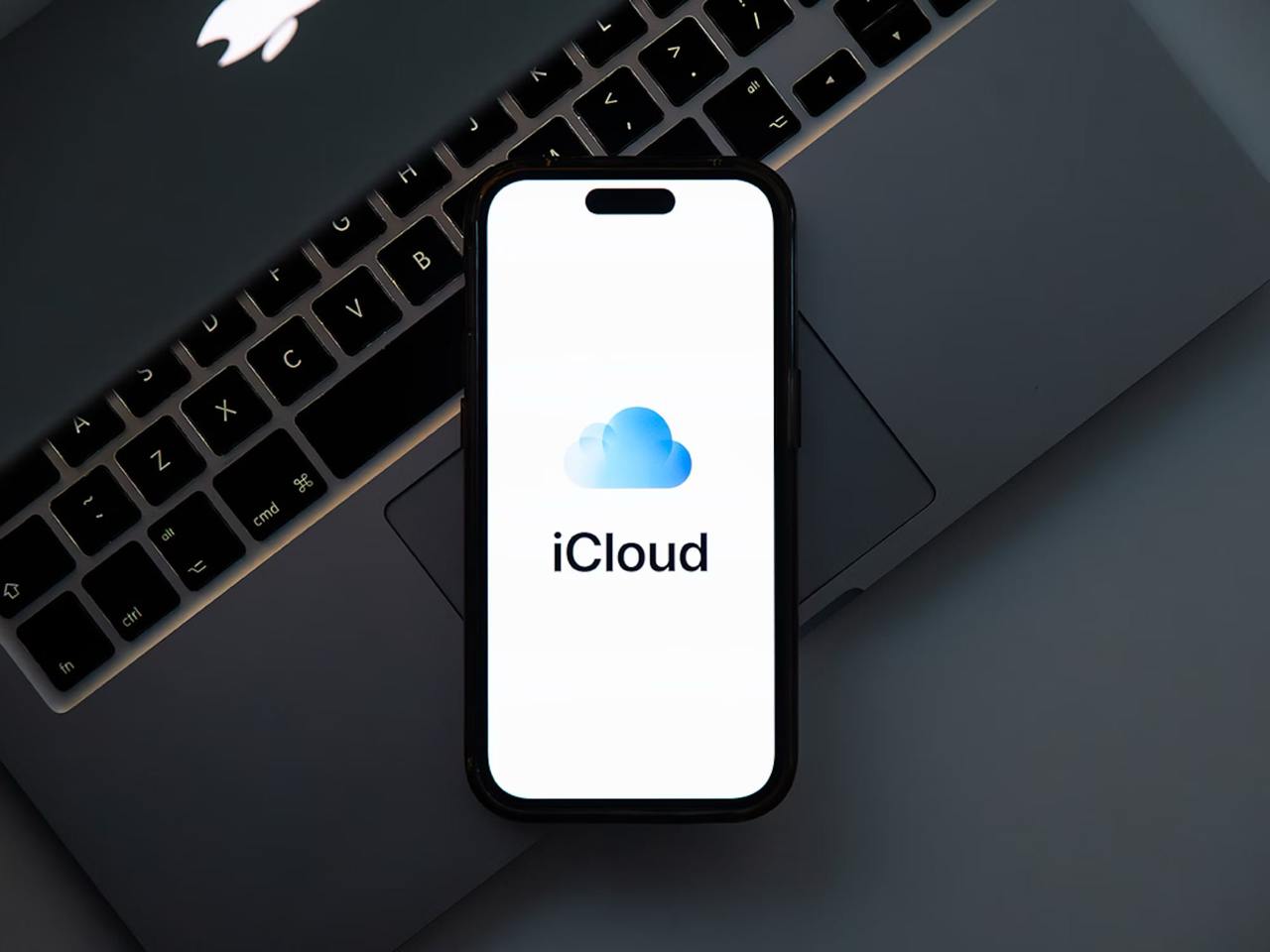 Британцы против Apple: иск за навязанный iCloud  Пользователи в Великобритании, под предводительством группы по защите прав потребителей Which?, подали в суд на Apple, обвинив компанию в том, что она усложняет переход на альтернативные облачные сервисы и фактически «привязывает» владельцев iPhone и iPad к iCloud. В иске утверждается, что Apple создает «ловушку» для пользователей, делая iCloud предпочтительным, а другие сервисы — менее доступными.  Потребители требуют, чтобы все облачные сервисы на iOS работали на равных условиях. В случае победы истцы хотят добиться компенсации в размере 3 миллиардов фунтов стерлингов, что позволит 40 миллионам британских пользователей iCloud получить по £70 каждый  примерно 8 800 рублей .  Apple, однако, с обвинениями не согласна и подчеркивает, что почти половина ее клиентов не нуждаются в платной версии iCloud+ и используют бесплатный план.     #apple #appleinside #icloud