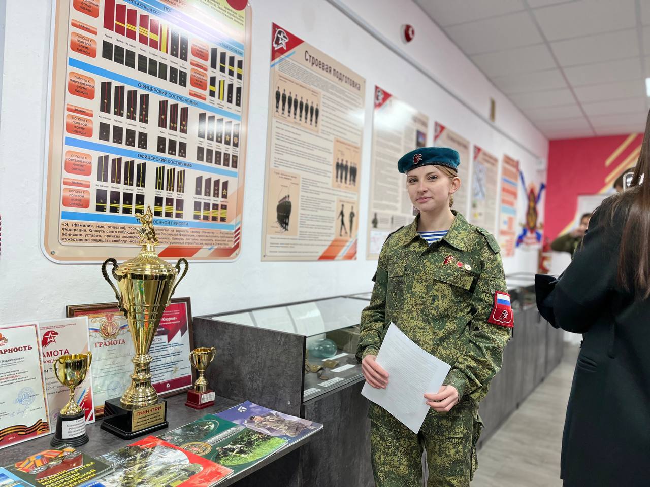 В Нижнегорском районе открылся первый в республике Дом Юнармии   Его организовали на базе Нижнегорской СОШ №2.   Здесь 340 юнармейцев Нижнегорского района смогут постигать азы военного дела, изучать историю Российской Федерации и проводить патриотические мероприятия.  Крымский мост   Новости Крыма