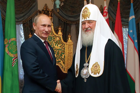 Патриарх Кирилл помолился за Путина и погибших на войне воинах в день Крещения Руси 28 июля, в день Крещения Руси и церковной памяти святого князя Владимира, патриарх Кирилл совершил литургию в Успенском соборе Кремля. Особое внимание в богослужении было уделено тезоименитству Владимира Путина — его именинам по церковному календарю. В патриаршем прошении звучали молитвы о «ныне тезоименитом Президенте страны нашея Российския», чтобы Господь даровал ему «силу и премудрость», «добре страною правити» и «врагов в страх и бегство обращати». Также звучали прошения о «воинах, в годину испытания души своя за ближних полагающих» — то есть о российских военных, погибающих на фронте в Украине. В своей молитве патриарх благодарил Бога за «благодеяния на Президенте» и просил «избавить Страну нашу Российскую от всякаго злаго обстояния». #россия #рпц #кирилл