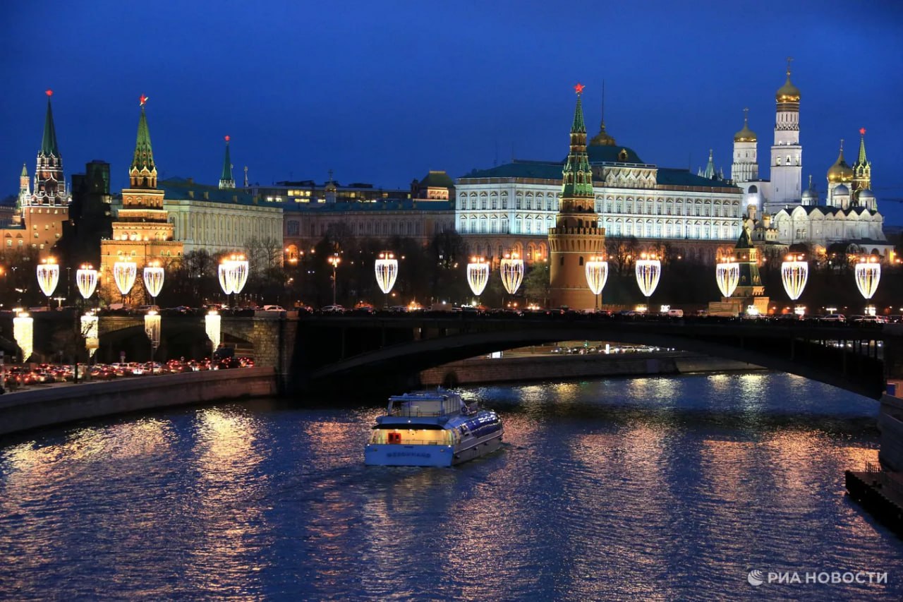 Москву в прошлом году посетило рекордное количество туристов Всего в столице побывало 26 5 млн гостей это новый рекорд До этого он был на уровне 26 млн туристов в 2024 м Об этом говорится в материалах Собянина подготовленных ко встрече с Путиным Подписаться на РИА Новости экономика Все наши каналы