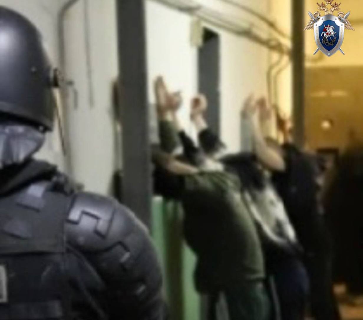 В Приморье АУЕшник получил 22 года в колонии В Приморском крае суд вынес обвинительный приговор пяти заключённым признанным виновными в участии в экстремистской деятельности на территории ИК 27 Следствие установило что один из фигурантов с 2018 по 2021 год занимал высшее положение в преступной иерархии внутри колонии и фактически руководил запрещённой организацией Он распространял экстремистскую идеологию среди осуждённых формировал систему неформальных статусов и укреплял своё влияние в тюремной среде Его действия были направлены на продолжение деятельности запрещённого движения внутри исправительного учреждения Ещё четверо заключённых выполняли организационные функции и поддерживали работу ячейки Лидеру назначили 22 года лишения свободы с отбыванием сроков в колониях строгого и особого режимов а также штраф в 2 млн рублей Остальные получили от 5 до 10 лет лишения свободы Преступление было раскрыто в ходе совместной работы Следственного комитета ФСБ и ГУФСИН экстремизм Подписаться прислать новость