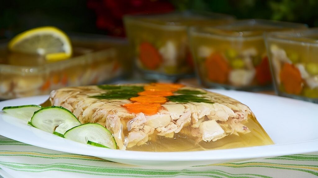 Диетолог объяснила чем опасен холодец Традиционный холодец содержит много насыщенных жиров и соли что при регулярном употреблении повышает риск ожирения сердечно сосудистых заболеваний проблем с ЖКТ и суставами а также сахарного диабета 2 типа Норма жиров не более 10 калорийности рациона 22 г при 2000 ккал Миф о пользе для суставов пищевой коллаген из холодца расщепляется до аминокислот и не участвует напрямую в синтезе собственного коллагена Совет диетолога ограничивать порцию до 100 150 г более здоровая альтернатива заливное из курицы индейки или рыбы с овощами и зеленью Подпишись Минская правда MLYN by