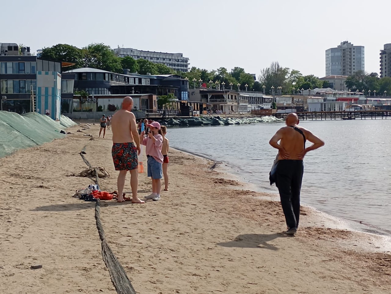 В Анапе обсудили обеспечение безопасности на пляжах курорта Совещание провела вице-мэр Олеся Ляшенко. В его работе приняли участие пользователи пляжей город-курорта, представители надзорных структур и городских предприятий. По информации начальника управления курортов и туризма Ольги Шаполовой, в план очистки прибрежной территории от нефтепродуктов вошли 133 песчаных и 8 галечных пляжей. Их механизированную очистку с использованием 46 единиц техники проводит ООО «Курорты Анапы». -Размещение на пляжах курортной инфраструктуры, демонтаж защитного вала и другие действия, препятствующие выполнению полноценной работы по ликвидации ЧС, запрещены и станут основанием для расторжения договора,-подчеркнула Ляшенко. Для ограничения доступа к береговой линии на период аварийно-восстановительных работ установлено 17 баннеров, на каждом пляже размещены аншлаги «Купание запрещено», запущено звуковое оповещение. Также информация о временных ограничениях транслируется на уличных медиаэкранах.