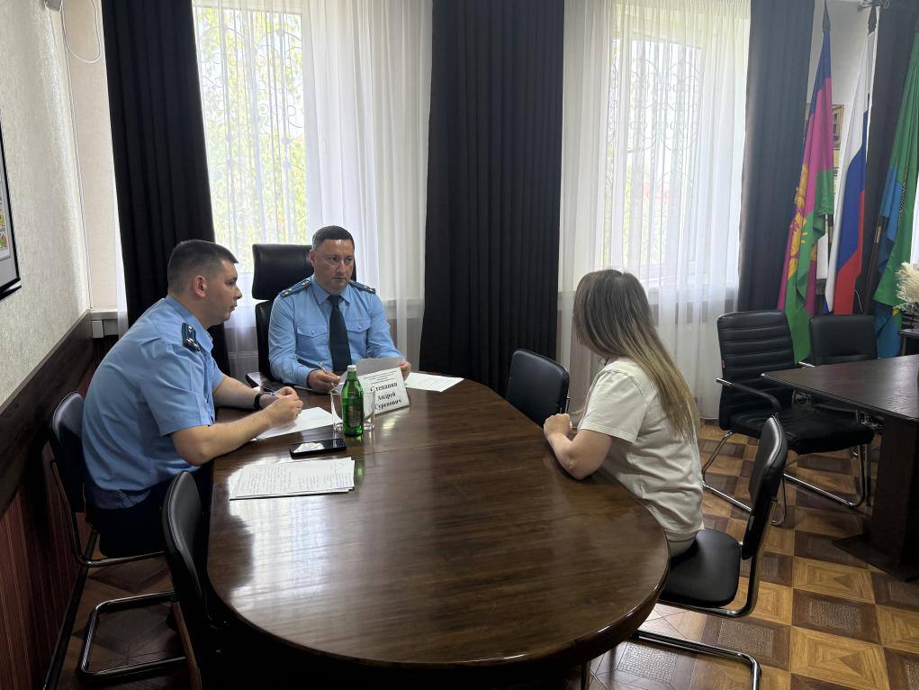 В прокуратуре Абинского района начальником управления прокуратуры края проведен прием граждан Сегодня, 4 июня 2025 года, начальник управления по надзору за следствием, дознанием и оперативно-разыскной деятельностью прокуратуры Краснодарского края Андрей Степанян провел личный прием граждан в прокуратуре Абинского района. В ходе приема поступили обращения, касающиеся вопросов нарушения уголовно-процессуального законодательства при проведении доследственных проверок, в сфере безопасности дорожного движения, по фактам бездействия органов местного самоуправления и по иным вопросам. По всем обращениям организованы проверочные мероприятия. Рассмотрение заявлений поставлено на контроль. При наличии оснований будут приняты исчерпывающие меры прокурорского реагирования, направленные на восстановление нарушенных прав.