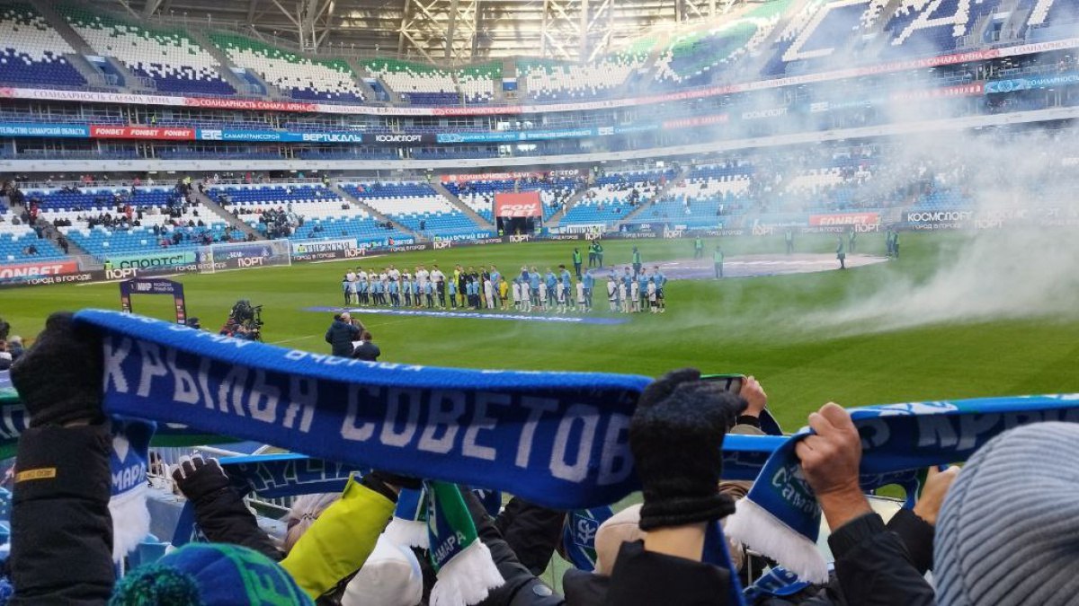 Самарские Крылья Советов вылетят на сборы в Турцию после 12 места Футбольный клуб Крылья Советов официально объявил о начале зимнего отпуска для игроков и тренерского штаба Согласно сообщению на официальной странице клуба в социальной сети ВКонтакте команда вновь соберётся в январе 2026 года для прохождения обязательного медицинского обследования после чего отправится на учебно тренировочные сборы в Турцию Точное расписание сборов и контрольных матчей будет объявлено позднее По итогам первых 18 туров чемпионата России сезона 2025 2026 самарская команда занимает 12 е место в турнирной таблице набрав 17 очков Последний матч уходящего года Крылья Советов провели в Калининграде уступив местной Балтике со счётом 2 0 Возобновление чемпионата для самарцев запланировано на март 2026 года выездной игрой в Москве против столичного Динамо ГТРК Самара MAX lВК lОК lСАЙТ