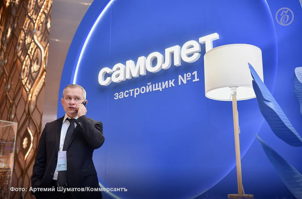 Группа Самолет продолжает активно избавляться от ряда площадок Застройщик вышел из проекта комплексного развития 736 га в Новой Москве где запланировано строительство более 800 тыс кв м различной недвижимости Теперь проект полностью принадлежит структурам департамента городского имущества Москвы Компания владела долей в проекте меньше года заплатив за нее 4 млрд руб отказаться от него пришлось из за сложной рыночной конъюнктуры и большого долга Ъузнал