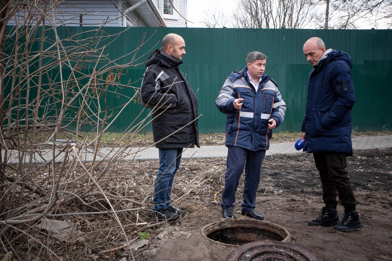 В социальных сетях появилась информация о том, что в реку Тускарь стекают сточные воды.  На место выехал исполняющий обязанности главы администрации Курска Николай Цыбин. Совместно с представителями комитета ЖКХ, предприятия «Курскводоканал» и СМИ было установлено, что порыва канализации нет.   — В 2024 году на этом участке произошла авария, — рассказывает Николай Алексеевич. — В том же году были проложены две ветки полиэтиленового трубопровода диаметром 500 мм  взамен стальных  общей протяжённостью 308 метров. Также была отремонтирована приёмная камера с двумя задвижками для переключения стоков между ветками трубопровода. Старый коллектор было невозможно отремонтировать, так как он проходил под руслом реки.  Сточные потоки проходят через трубопровод с гораздо большей скоростью, поэтому факт их излива не подтвердился.   Специалисты убедились в том, что вода имеет зеленоватый оттенок и неприятный запах, свойственный застоявшейся воде.   — Перепад отметок в приёмной камере и в камере гасителе составляет примерно 6–8 метров по высоте, — дополняет Николай Цыбин. — Если бы трубопроводы были не герметичны, то излитие было бы заметно, стоки били бы ключом. Запах исходит от воды, которая попала на берег во время аварии и не сошла в низинах.  О фактах излития просим сообщать в сообщество администрации Курска для оперативного принятия мер.  Фото: Рина Горлова