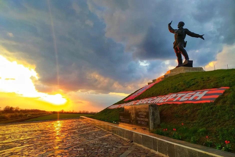 Поддержать подшефный Алтайскому краю округ в ЛНР можно не выходя из дома В Луганской Народной Республике стартовал конкурс Гордость местного самоуправления Участвуют представители муниципальных органов власти которые ежедневно работают над улучшением жизни в городах и сёлах региона Славяносербский округ над которым взял шефство Алтайский край представляет Андрей Цацурин замглавы администрации муниципалитета Чтобы поддержать его в онлайн голосовании нужно Перейти по ссылке vk com wall 226846210 758 Нажать на кнопку Опрос под видеороликами Отдать голос за Цацурина Андрея Николаевича из Славяносербска Фото телеграм канала администрации Славяносербского М О ЛНР