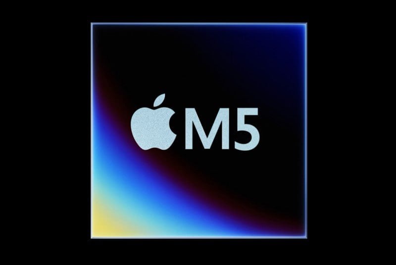 Процессоры Apple M5 Pro, M5 Max и M5 Ultra обеспечат производительность серверного уровня  По данным авторитетного аналитика Мин-Чи Куо  Ming-Chi Kuo , серийное производство процессоров Apple M5 начнётся в первой половине 2025 года.  В сообщении сказано, что чипы M5 будут выпускаться по оптимизированному 3-нм техпроцессу N3P компании TSMC. Благодаря этому энергопотребление чипов снизится на 5–10 % по сравнению с M4, которые производятся по техпроцессу N3E. При этом производительность чипов M5 увеличится на 5 %.  Ожидается, что серийное производство базовой версии чипа Apple M5 начнётся в первой половине следующего года. Чипы M5 Pro и M5 Max начнут выпускаться во второй половине 2025 года, а M5 Ultra — в 2026 году. По данным Куо, Apple будет использовать новую технологию упаковки «серверного уровня» System-on-Integrated-Chips-molding-Horizontal  SoIC-mH  от TSMC для чипов M5 Pro, M5 Max и M5 Ultra. Такой подход позволит уменьшить размер конструкции на 30-50 % по сравнению с обычной SoC, что должно улучшить охлаждение и повысить общую производительность.  Также ожидается, что в чипах M5 CPU и GPU будут работать отдельно друг от друга, а не в одном корпусе, как в M4. Такой подход должен существенно повысить производительность новых процессоров Apple и улучшить их охлаждение. Кроме того, чипы серии M5 должны обеспечить значительный прирост производительности при выполнении задач, связанных с искусственным интеллектом.    InterPC   Чат   Розыгрыш видеокарты