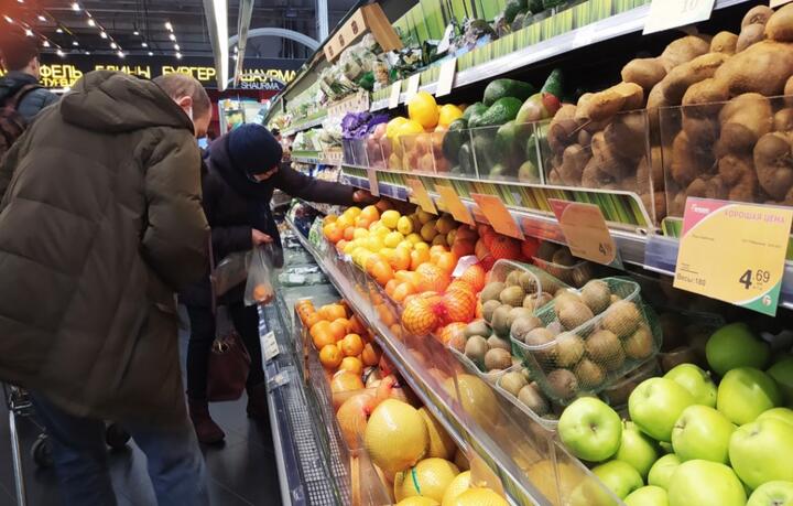 В ноябре в Беларуси подорожали продукты и такси  Основной вклад в инфляцию в Беларуси в последнее время стабильно обеспечивают продовольственные товары. В ноябре цены на них в среднем выросли на 0,7%, сообщили пгрохунтовские статистики.  Однако, самый значительный рост цен в ноябре произошел на услуги такси. Цены на них увеличились сразу на 8,8% к предыдущему месяцу. Это связано с вступлением в силу новых правил перевозки пассажиров, что вызвало большие потрясения на рынке.  На втором месте по подорожанию в ноябре — продукты питания. В первую очередь это овощи, цены на которые выросли на 8,7%. Растительное масло стало дороже на 4%.  В ТОП-5 также оказались услуги. В том числе: услуги банков подорожали на 2,1%, а бытовые услуги — на 1,2%.  Что подешевело? Во-первых, услуги международного туризма, что ожидаемо в межсезонье  -8,4% . Во-вторых, на 2,1% стали доступнее фрукты. На 1,5% снизились цены на холодильники, на 1,3% — на моющие средства и обувь.