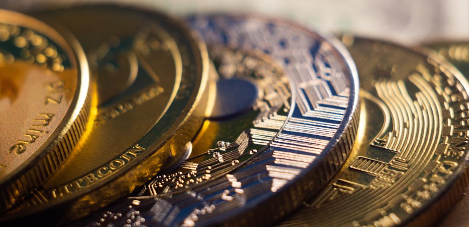 В России определились с будущим криптовалют Председатель комитета Госдумы по финансовому рынку Анатолий Аксаков заявил что криптовалюты никогда не станут в России законным платёжным средством для расчётов за товары и услуги Их можно рассматривать только как инвестиционный инструмент а все внутренние платежи должны осуществляться в рублях Эта позиция соответствует действующему закону О цифровых финансовых активах Параллельно Банк России работает над смягчением правил для инвесторов планируется разрешить инвестировать в криптовалюту широкому кругу квалифицированных инвесторов с годовым доходом не менее 20 млн рублей Ранее обсуждался более жёсткий режим с порогом дохода от 50 млн рублей Окончательное регулирование может быть введено без специального экспериментального правового режима iguides