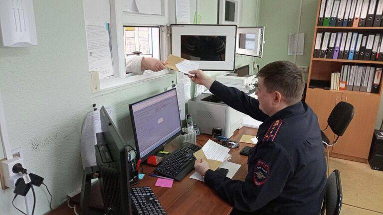 В Госавтоинспекции призвали своевременно снимать с учета автомобили   Госавтоинспекция МВД России призывает автовладельцев своевременно снимать с учета транспортные средства пришедшие в негодность и напоминает о финансовой ответственности за брошенные на улицах автомобили В последнее время участились случаи выявления транспортных средств которые продолжительное время не эксплуатируются находятся в аварийном или разукомплектованном состоянии Подобные автомобили оставленные на парковках и во дворах не только создают препятствия для движения и уборки территорий но и представляют потенциальную угрозу общественной безопасности Более подробно читайте в совместном материале Госавтоинспекции России с РИА Новости