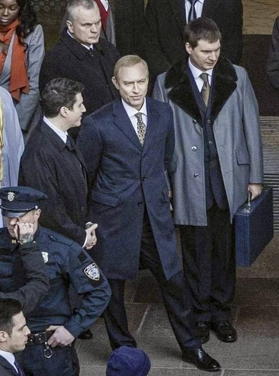 Джуд Лоу рассказал как ему удалось сыграть Путина в фильме Кремлёвский волшебник Самое сложное было совместить внешнюю сдержанность с внутренней напряжённостью Публичный образ который мы видим очень мало о нём говорит Его называют человеком без лица Он носит маску Поэтому я чувствовал противоречие нужно показывать очень мало эмоций но ужасно много чувствовать и передавать это изнутри Сегодня фильм представили на Венецианском кинофестивале он собрал 10 минутные овации Однако критики были не столь доброжелательны и дали картине всего 46 на Rotten Tomatoes Ждём на торрентах чтобы оценить