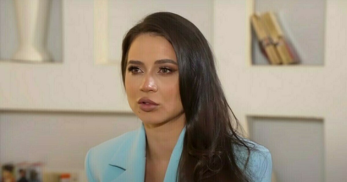 У блогера Лерчек изъяли 22 комплекта украшений премиум брендов и 46 млн рублей наличными Следствие изъяло у блогера Лерчек Валерия Чекалина 22 комплекта ювелирных украшений премиальных брендов и 46 миллионов рублей наличными Во время обыска в доме Чекалиной были изъяты ювелирные изделия брендов Graff Van Cleef Arpels Cartier а также часы Chopard Rolex и Cartier В перечень входят восемь браслетов серьги ожерелья и другие украшения Всё имущество было упаковано в картонную коробку и помещено в камеру хранения у следователя Кроме ювелирных изделий сотрудники правоохранительных органов обнаружили 46 миллионов рублей наличными Эти средства в настоящее время арестованы Защита блогера утверждала в суде что арест на драгоценности не накладывался а сами предметы не признаны вещественными доказательствами Адвокаты просили вернуть украшения ссылаясь на то что из за домашнего ареста Чекалина лишена источников дохода Суд отказал в удовлетворении ходатайства указав что вопрос о судьбе имущества будет решён при вынесении итогового решения по делу