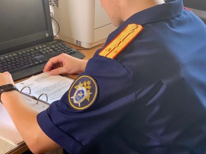 Житель Онежского района предстанет перед судом по обвинению в покушении на убийство трех лиц Следственными органами Следственного комитета Российской Федерации по Архангельской области и Ненецкому автономному округу завершено расследование уголовного дела по обвинению 45-летнего жителя поселка Малошуйка Онежского района, обвиняемого в совершении преступлении, предусмотренных ч. 3 ст. 30, п. «а» ч. 2 ст. 105 УК РФ покушение на убийство более двух лиц , ч. 2 ст. 213 УК РФ хулиганство, совершенное с применением оружия . Следствием установлено, что ночью 8 марта 2025 года в одном из домов по ул. Набережная в поселке Малошуйка Онежского района между подсудимым и гостями после употребления спиртных напитков, произошел конфликт. Подсудимый, находясь в состоянии алкогольного опьянения сходил к себе по месту жительства, где взял ружье и патроны к нему, вернулся к указанному дому и с целью убийства находящихся в нем граждан произвел не менее 4 выстрелов из ружья по веранде дома, где в это время находилось 8 человек. В результате указанных действий 48-летней женщине причинено огнестрельное ранение грудной клетки. Благодаря тому, что потерпевшая своевременно была доставлена в медицинское учреждение, где ей оказана медицинская помощь, она осталась жива. Другие граждане, находившиеся на веранде дома, не пострадали, потому что после начала стрельбы легли на пол. Следствием собрана достаточная база, в связи с чем уголовное дело с утвержденным обвинительным заключением будет направлено в суд. На период расследования уголовного дела обвиняемому избрана мера пресечения в виде заключения под стражу.