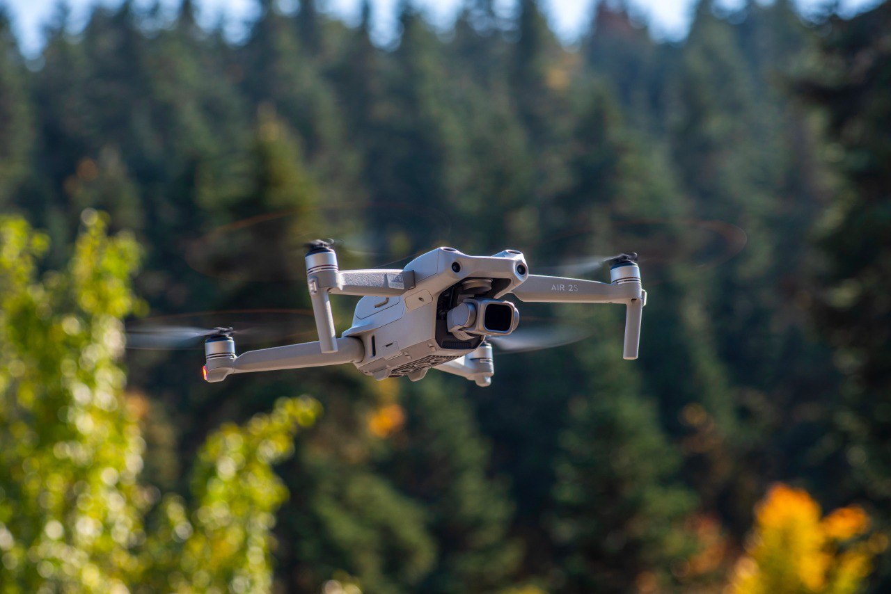 Отечественные агродроны Феникс и Дрофа получили сертификаты Росавиации Росавиация выдала сертификаты на три типа беспилотных авиационных систем БАС сельскохозяйственного назначения Феникс Э Феникс ДГ и Дрофа С Документы подтверждают летно технические характеристики дронов а также надежность их систем и агрегатов Изделия созданы из отечественных комплектующих и включены в реестр российской промышленной продукции Феникс Э с электрической силовой установкой и Феникс ДГ с гибридной беспилотники самолетного типа с вертикальным взлетом и посадкой Устройства предназначены в первую очередь для визуального и инструментального мониторинга территорий Дрофа С выполнена по мультироторной схеме с электрическими двигателями Изделие может применяться для распыления жидких удобрений Дроны производства холдинга Росэл оснащены отечественной системой автоматического пилотирования и навигации которая позволяет выполнять полеты в автоматическом режиме но с возможностью перехода на ручное управление Связь между БАС и наземной станцией защищена от внешних воздействий и помех а также дублируется резервными каналами Фото стоковое с агродроном другого типа МЭФ в Telegram в ВК в MAX