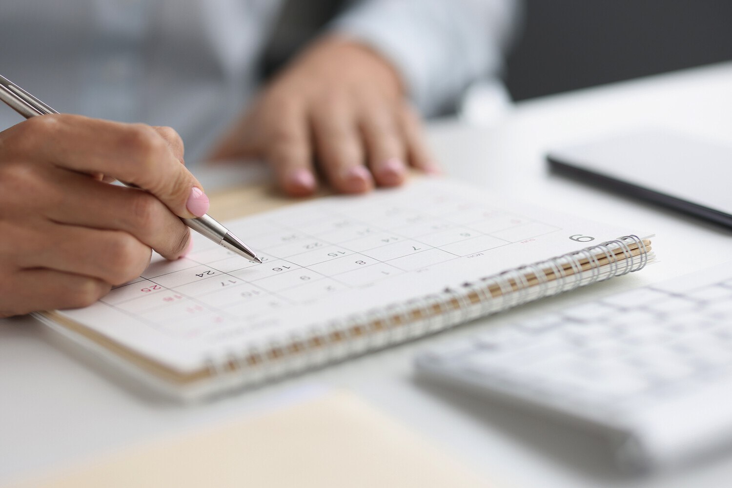 Глава комитета Госдумы по труду соцполитике и делам ветеранов Ярослав Нилов заявил агентству ТАСС что последний рабочий день в этом году 30 декабря не будет сокращенным Депутат сообщил что в этом году 31 декабря будет нерабочим днем благодаря решению о переносе выходного принятому в соответствии с постановлением правительства еще в прошлом году а 30 декабря останется обычным рабочим днем и не будет сокращенным В этом году новогодние праздники включая выходные и официальные праздничные дни продлятся 12 дней с 31 декабря 2025 года по 11 января 2026 года Согласно производственному календарю на 2026 год ближайший сокращенный рабочий день придется на четверг 30 апреля перед майскими праздниками Праздникам 23 февраля и 8 марта будут предшествовать выходные воскресенье 22 февраля и суббота 7 марта