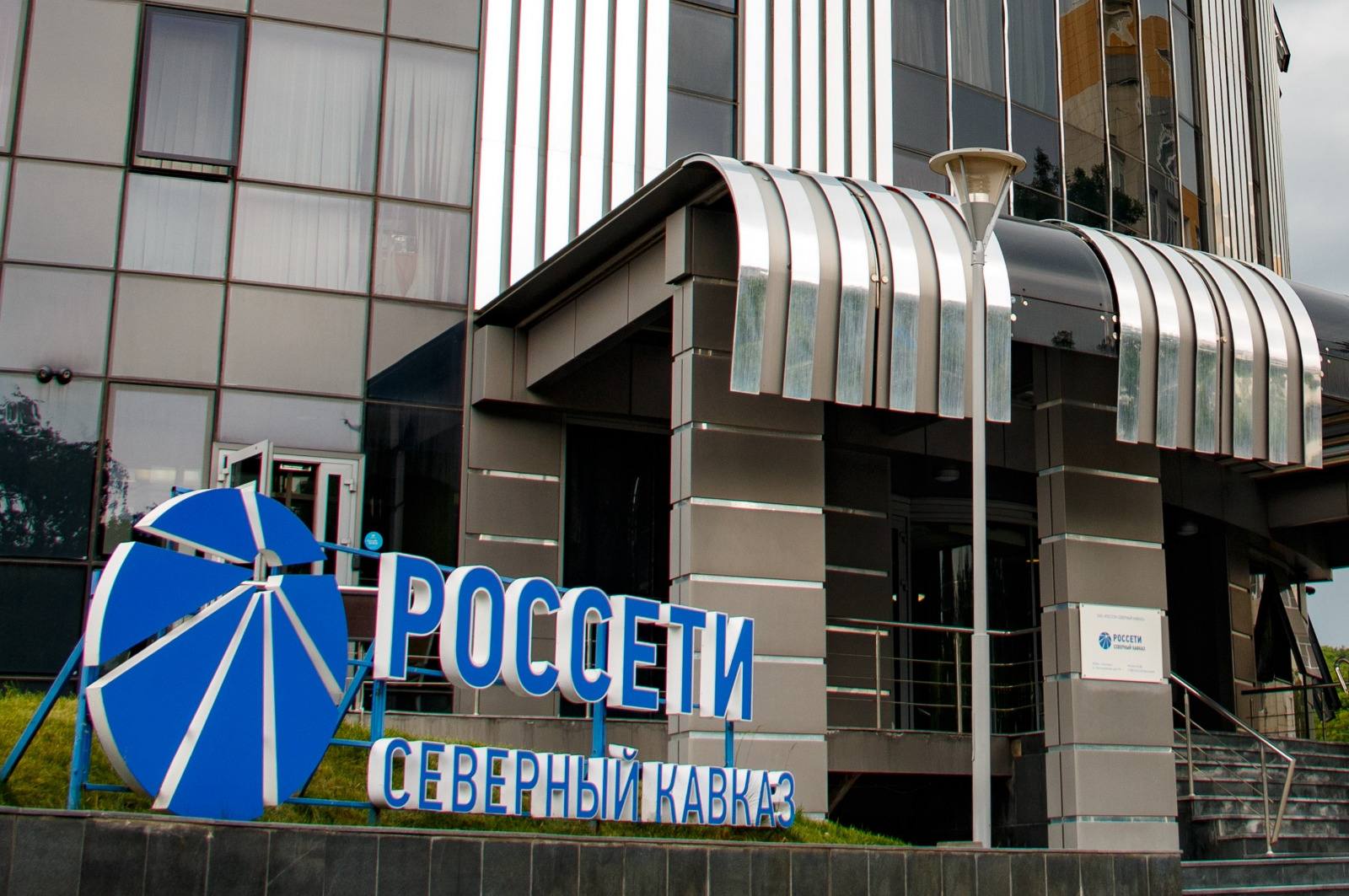Минэнерго России продлило компании «Россети Северный Кавказ» статус гарантирующего поставщика электроэнергии в Карачаево-Черкесии ⏩Министерство энергетики Российской Федерации продлило статус гарантирующего поставщика ПАО «Россети Северный Кавказ» на территории Карачаево-Черкесской Республики. Соответствующий приказ федерального ведомства вступает в силу с 1 августа 2025 года и будет действовать 12 месяцев. Решение Минэнерго России принято в соответствии с Основными положениями функционирования розничных рынков электрической энергии, утвержденными постановлением Правительства Российской Федерации от 4 мая 2012 г. № 442. ⏩Напомним, функции гарантирующего поставщика электроэнергии компания «Россети Северный Кавказ» в лице своего регионального филиала «Карачаево-Черкесскэнерго» выполняет на территории КЧР по решению Минэнерго России с 1 августа 2021 года.