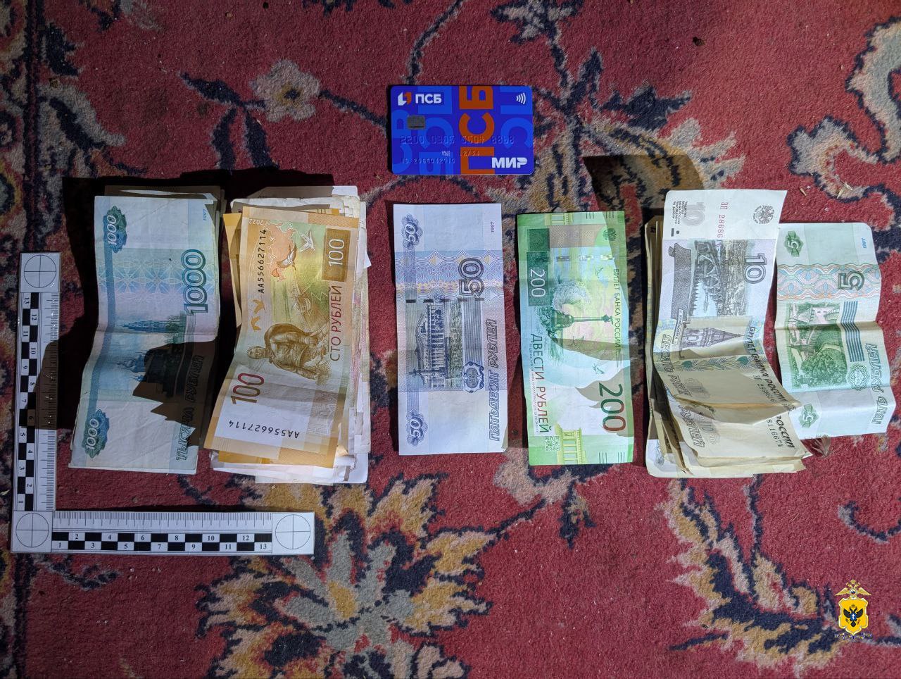 ‼ Жительнице Скадовского округа грозит наказание в виде лишения свободы на срок до 6 лет за кражу с банковской карты Полицейские в результате проведения оперативно-розыскных мероприятий установили личность подозреваемой в краже с банковского счета 45-летнего мужчины денежных средств в размере 234 тысяч рублей. "Ей оказалась 21-летняя жительница села Таврия. Фигурантка созналась в содеянном и пояснила, что воспользовавшись тем, что заявитель отвлекся, вытащила из его кармана банковскую карту и лист бумаги, на котором был написан пин-код. Женщина сняла денежные средства в банкомате и потратила их на личные нужды", — сообщили в ГУ МВД России по Херсонской области. ПОДПИСАТЬСЯ НА ТАВРИЮ