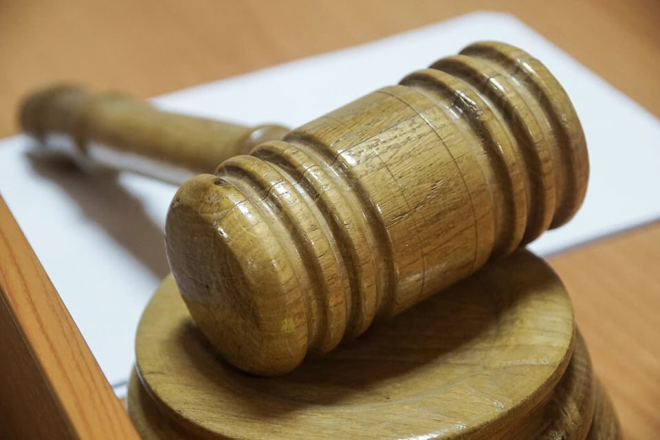  В Оренбурге осудили трех человек, совершивших диверсию Фигуранты – двое 17-летних и 24-летний жители региона. В мае 2024 года один из несовершеннолетних получил в мессенджере от неизвестного организатора-противника проводимой РФ политики поручение о поджоге вышки сотовой связи за вознаграждение. Так как фигурант находился не в Оренбуржье, он предложил осуществить диверсию своим друзьям. В июле 2024 года двое фигурантов подожгли климатический шкаф вышки сотовой связи в районе улицы Чкалова областного центра. Суд приговорил несовершеннолетних к воспитательной колонии на шесть с половиной и семь лет. Еще одному фигуранту назначили 14 лет лишения свободы с отбыванием первых трех лет в тюрьме, а оставшегося срок в колонии строгого режима. Также у осужденных конфисковали более 17 тысяч рублей, полученных за преступления, и мобильные телефоны.