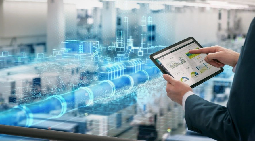 4,5 трлн рублей — продажи отечественных IT-решений С 2022 года объём продаж отечественных IT-решений вырос почти вдвое, достигнув 4,5 трлн рублей, — констатирует Правительство России Доля индустрии в экономике России увеличилась более чем на треть, достигнув 2,4% ВВП Экспорт российских IT-решений поддерживает специальный институт «цифровых атташе», работающих в 17 странах мира «Развитие реального сектора экономики с полномасштабным импортозамещением и обеспечением полного технико-экономического суверенитета нашей страны — стратегический приоритет и необходимое условие роста экономики. Особенно важно, чтобы это происходило в первую очередь в высокотехнологичных сферах производства на отечественной научно-технологической базе», — заявил Замглавы Общественной палаты РФ Александр Галушка