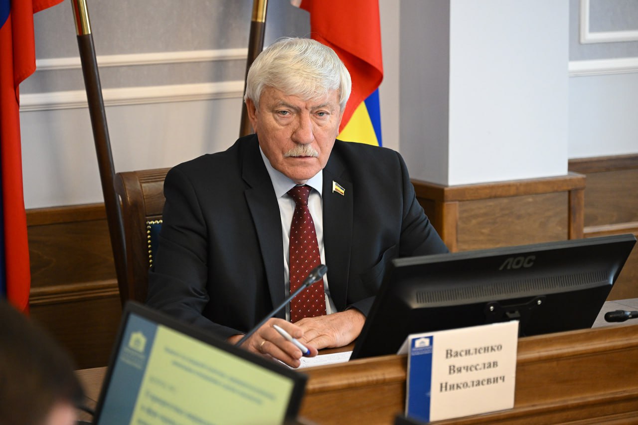 В рамках подготовки областного бюджета на 2026 2028 годы на заседании комитета донского парламента по аграрной политике депутаты обсудили ключевые направления финансирования отдельных отраслей Были рассмотрены приоритетные направления финансирования таких значимых сфер как охрана окружающей среды рациональное использование природных ресурсов развитие и обеспечение устойчивого функционирования детских казачьих образовательных учреждений Одним из основных приоритетов является проектирование и расчистка рек Это важный вопрос который волнует жителей Ростовской области Несмотря на объективные сложности работа в этом направлении будет продолжена На Дону также остро стоит вопрос о нехватке саженцев для лесовосстановления В последние годы были построены два новых питомника однако этого недостаточно К тому же необходимо использовать деревья которые лучше приживаются и дают более быструю отдачу Постоянного внимания и финансирования требуют и гидротехнические сооружения Все эти вопросы находятся под особым контролем депутатского корпуса прокомментировал заместитель Председателя Законодательного Собрания Ростовской области председатель комитета по аграрной политике Вячеслав Василенко Депутаты также обсудили результаты мониторинга правоприменения областного закона о сохранении и развитии агролесомелиоративных насаждений и агрофитомелиоративных насаждений на землях сельскохозяйственного назначения Вячеслав Василенко рассказал что депутаты донского парламента совместно с Правительством области подготовили два обращения к Правительству России Первое обращение касается введения временного моратория на проверки сельхозтоваропроизводителей контролирующими органами Что позволит сосредоточить ресурсы на развитии агролесоводческих проектов что особенно важно на начальном этапе Второе обращение касается государственной поддержки мероприятий по содержанию и сохранению учтенных агролесомелиоративных насаждений Стоимость приведения в порядок 1 гектара лесополосы составляет 120 130 тысяч рублей При этом лесополосы играют важную роль не только для донского региона но и для всего Северного Кавказа Астраханской области и Калмыкии В связи с этим было предложено привлечь федеральное финансирование для реализации мелиоративных работ Кроме этого депутаты считают важным не только заниматься лесовосстановлением но и созданием новых лесов Законодательное Собрание Ростовской области