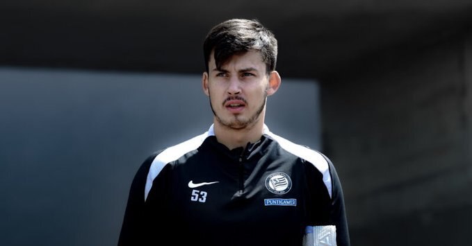 Российский вратарь Штурма Даниил Худяков выбыл из строя на несколько недель из за травмы бедра Об этом сообщается на сайте австрийского клуба Эта травма очень расстраивает Даниил показал выдающиеся результаты на ранних этапах нынешней части сезона и превосходно выполнял свою роль вратаря номер один сказал спортивный директор Штурма Михаэль Парсен Худяков бывший футболист московского Локомотива выступает за Штурм с лета 2024 года Вместе с клубом он выиграл чемпионат Австрии В нынешнем сезоне начало которого 22 летний Худяков пропустил из за полученной в результате падения с велосипеда травмы россиянин провел три игры за Штурм в том числе две в Лиге Европы и еще пять матчей за вторую команду Штурм Подписаться на РБК Спорт