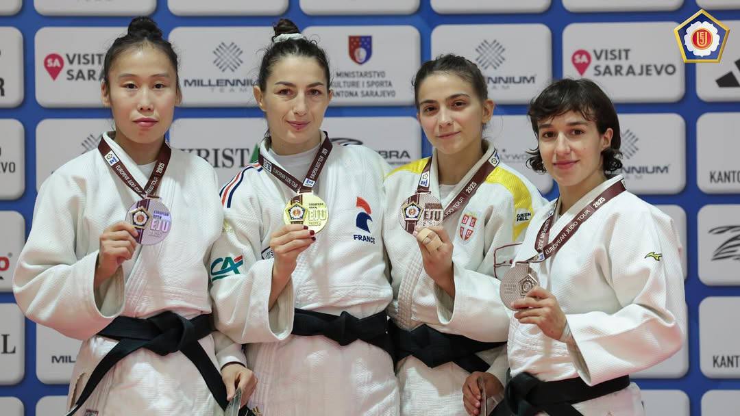 Аина Моисеева серебряный призёр Кубка Европы по дзюдо Дзюдоистка Аина Моисеева успешно выступила на Кубке Европы по дзюдо которое проходило в Сараево Она представила сборную России в весовой категории до 48 кг Моисеева сумела пройти в финал международного соревнования и стала обладательницей серебряной медали Первое место заняла представительница Франции Марин Жилли Бронзовые медали завоевали Невена Милич из Сербии и Элина Адрасти из Италии Напомним что в субботу бронзовую медаль Кубка Европы принесла Надежда Татарченко в категории до 70 кг triumphsakha teamsakha