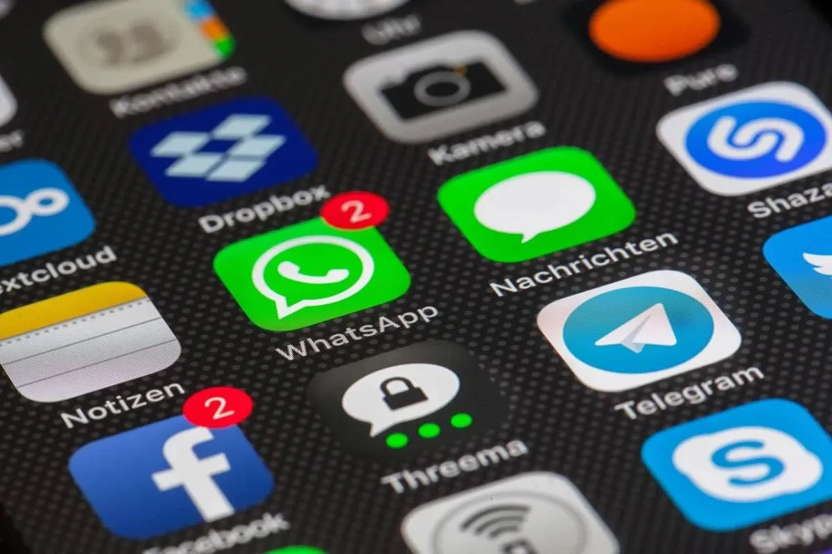 Фейковые письма от Нацбанка мошенники атакуют в WhatsApp В Молдова зафиксирована очередная схема мошенничества злоумышленники рассылают сообщения в WhatsApp от имени Национального банка Молдовы Сначала пользователю приходит официальное письмо затем следуют звонки с предложением срочно оформить кредит Мошенники пытаются убедить жертву передать личные данные или оформить финансовые обязательства Важно помнить Национальный банк не выдаёт кредиты физическим лицам и не взаимодействует с гражданами через мессенджеры или социальные сети Его функция регулирование финансовой системы страны MIR24MOLDOVA Подпишись