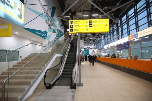 Волгоградцам вернут деньги за опоздание самолета на полчаса С 1 марта 2026 года в России начнут действовать обновленные Федеральные авиационные правила утвержденные Минтрансом На авиакомпании накладываются новые требования в случае задержки рейсов Как следует из официального документа размещенного на портале правовой информации авиакомпании теперь обязаны обеспечивать пассажиров водой и едой в четко установленные сроки задержки При опоздании на первый рейс второй и последующие билеты по маршруту не аннулируют а если самолет задерживается хотя бы на 30 минут пассажир сможет отказаться от полета и получить возврат средств Ожидается что нововведения усилят защиту прав россиян повышая прозрачность перевозок При задержке на 2 часа воду предоставят в течение часа а на 4 часа горячее питание в пределах двух часов