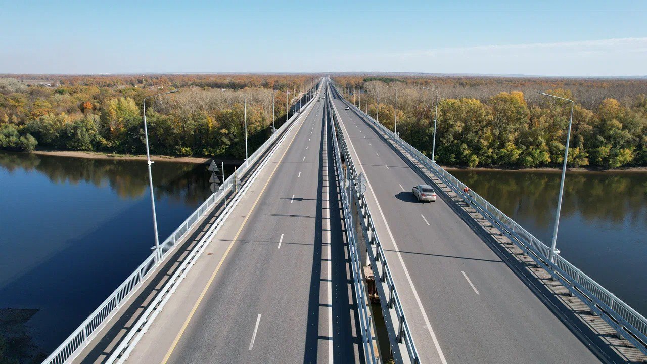 Ограничение движения на Восточном выезде в Уфе  28 октября 2025 года и 5 ноября 2025 года с 01 00 до 05 00 южный тоннель Восточного выезда будет полностью перекрыт на 4 часа Движение будет перекрыто по направлению федеральной трассы М 5 Урал Въезд со стороны проспекта Салавата Юлаева также будет закрыт Это связано с диагностикой и производством работ по очистке системы водоотведения в южном тоннеле Учитывайте данные ограничения при планировании маршрутов Подпишись на Минтранс Республики Башкортостан