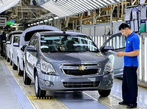 Президент Узбекистана Шавкат Мирзиёев поручил главе Центрального банка Тимуру Ишметову и руководителю Узавтосаноат Улугбеку Розукулову в течение недели снизить процентные ставки по автокредитам и увеличить объемы такого финансирования По словам президента спрос на автокредиты в стране достигает 30 трлн сумов около 2 4 млрд и снижение ставок может стимулировать рост банковских сделок и продажи автомобилей местного производства Розукулов отметил что с компанией сотрудничают 13 банков ежедневно оформляется около 1500 контрактов что при 20 рабочих днях составляет более 30 тысяч автокредитов в месяц Подробнее на нашем сайте Актуальные новости из Центральной Азии fergananews