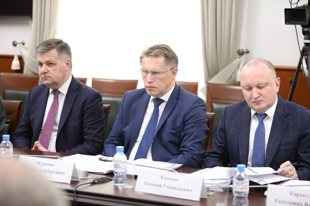 Вениамин Кондратьев: С 2015 года в Краснодарском крае построили более 260 объектов здравоохранения Об этом губернатор Кубани сообщил на встрече в Москве с министром здравоохранения России Михаилом Мурашко. – Идет активное развитие здравоохранения в Краснодарском крае в рамках поручений Президента России по модернизации первичного звена. Те объемы помощи, которые оказываются, будут продолжены. На 2026-2030 годы у нас запланирована реализация ряда проектов, поэтому хотели бы заслушать ваши предложения в повышении доступности медицинской помощи и ее качества, – сказал Михаил Мурашко. Вениамин Кондратьев поблагодарил Михаила Мурашко и Правительство России за внимание к вопросам здравоохранения региона. Как отметил губернатор, за 10 лет финансирование отрасли в Краснодарском крае увеличили в три раза. – Повышаем доступность первичного звена здравоохранения, активно развиваем высокотехнологичную медицинскую помощь. Только в этом году предусмотрели не менее 191 миллиарда рублей, в том числе 95 миллиардов рублей – из краевого бюджета. Всего с 2015 года мы построили более 260 объектов здравоохранения, в числе которых 91 фельдшерско-акушерский пункт и свыше 150 офисов врача общей практики. А это важная составляющая – новый уровень оказания помощи, на современном оборудовании, в комфортных условиях. Сейчас у нас в стройке находится на разных этапах 52 объекта здравоохранения, в том числе 22 ФАПа и 12 ВОПов, – рассказал Вениамин Кондратьев.