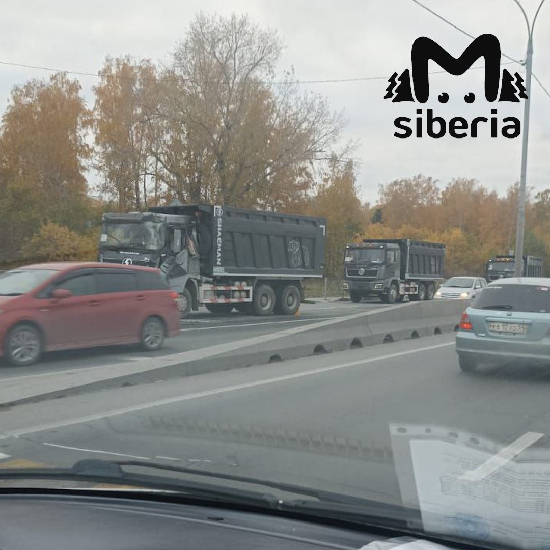 Пробка на девять километров растянулась от Бердска до Академгородка.   Из-за столкновения трёх грузовиков у посёлка Кирова движение встало. Те, кто получил совет от других водителей, объезжали участок, остальным пришлось стоять больше часа.  В чате автомобилисты жаловались: кто-то хотел пиццы, а кто-то — пересесть на мотоцикл.