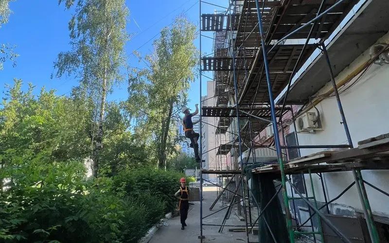 В Мордовии стартовал сезон капитального ремонта фасадов многоквартирных жилых домов. Бригады рабочих сейчас трудятся более чем на 30 объектах — в Саранске, Рузаевке, Ковылкине, Темникове и Кемле. “Где-то достаточно просто освежить покрытие, где-то необходимо утеплить торцы дома, а некоторым многоквартирникам требуется полное обновление всего штукатурного слоя”, — отмечают в республиканском фонде капитального ремонта МКД. За 2025 год планируется капитально отремонтировать фасады более чем у 40 многоквартирных домов.