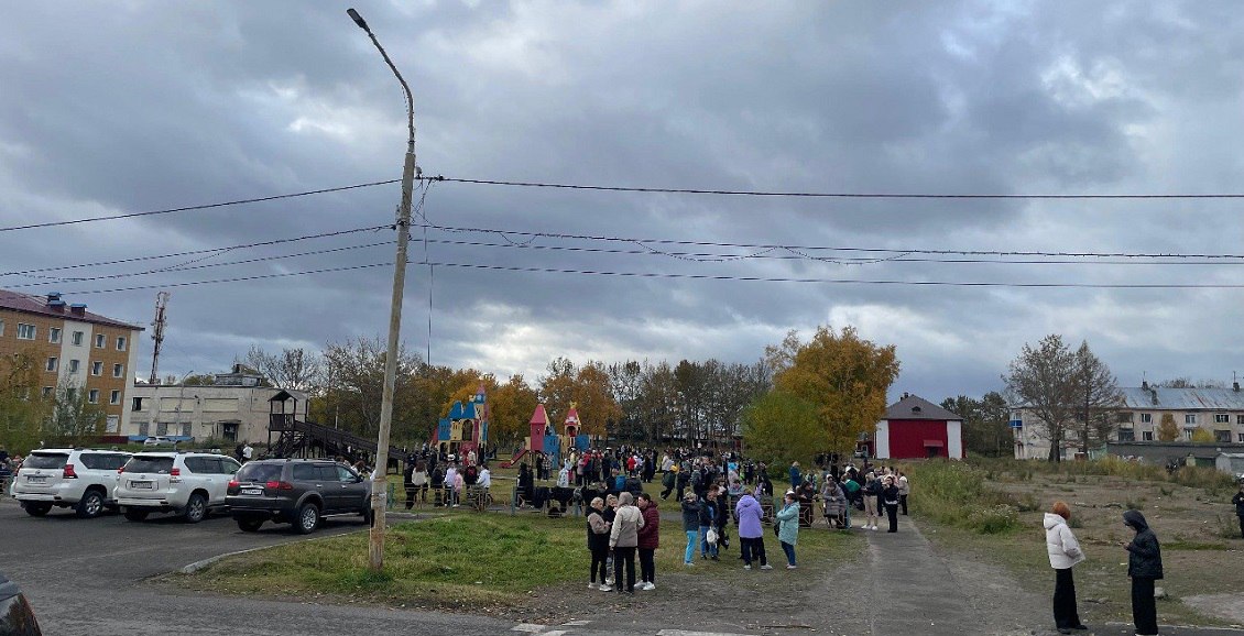 В камчатском городе Елизово ищут автора сообщения о минировании школы Шутнику, сообщившему о минировании школы в городе Елизово, грозит уголовная ответственность. В администрации Елизова рассказали о случившемся. Нажмите для подробностей -