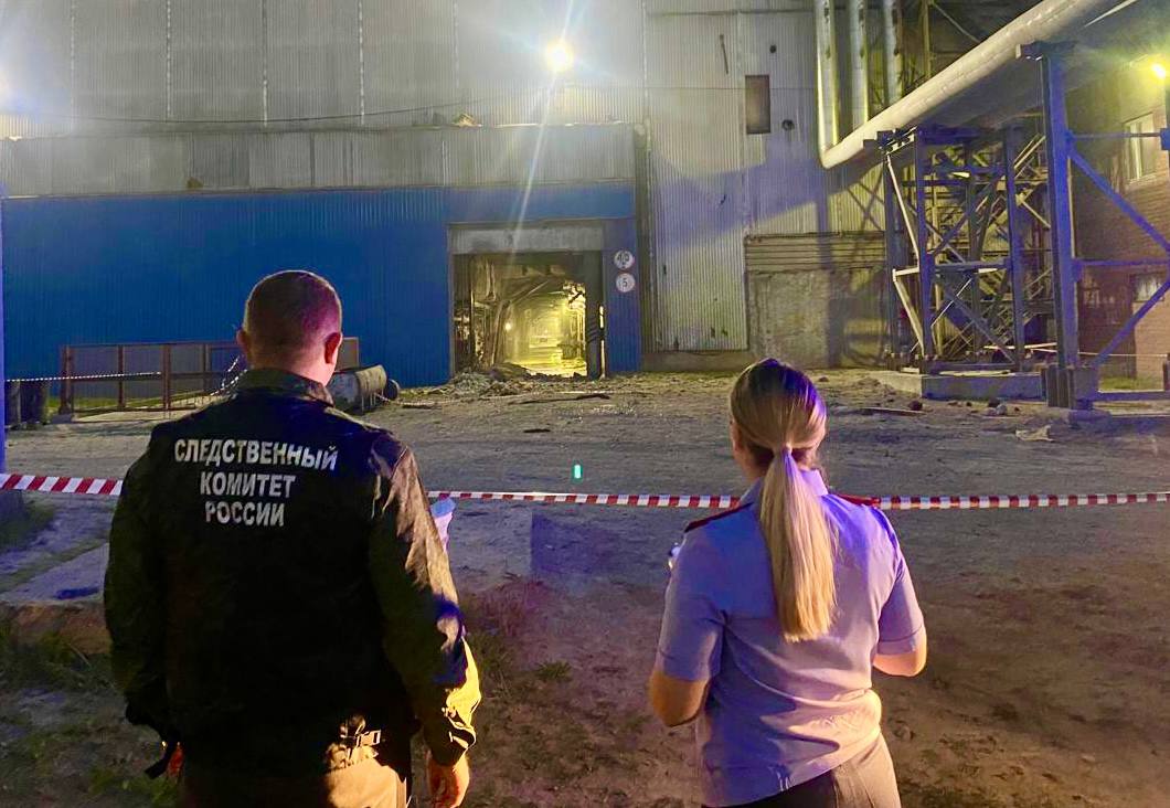 Резервуар с угольной пылью взорвался на ТЭЦ в Ангарске. Пострадала женщина В Ангарске на территории ТЭЦ-9 произошел «разрыв» резервуара с угольной пылью, сообщает СК. По данным ведомства, пострадала 35-летняя женщина, она с ожогами доставлена в медицинское учреждение. Возбуждено уголовное дело по ч. 1 ст. 143 УК РФ нарушение требований охраны труда, повлекшее по неосторожности причинение тяжкого вреда здоровью . На месте происшествия работают следователи-криминалисты. Также проверку начала прокуратура. В ходе надзорных мероприятий прокуратурой будет дана оценка соблюдению прав работников предприятия, исполнению законодательства об охране труда, в сфере промышленной безопасности и иных федеральных законов. Подписаться Прислать новость Помочь бустами