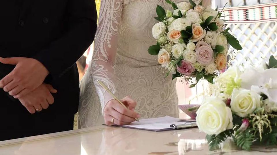 В каком возрасте узбекистанские женщины чаще всего вступают в брак В Узбекистане за январь сентябрь 2025 года было зарегистрировано 177 017 браков Распределение женщин по возрастным группам при вступлении в брак выглядит следующим образом до 20 лет 65 078 человек 36 8 20 30 лет 94 765 человек 53 5 31 40 лет 13 137 человек 7 4 41 год и старше 4 037 человек 2 3 Таким образом подавляющее большинство женщин в Узбекистане вступают в брак в возрасте от 20 до 30 лет Не пропускайте важное Подписывайтесь на официальный NovostiUZ доверяйте фактам а не слухам Вы с Telegram Premium Поддержите нас одним нажатием Ссылка на пост telegram me NovostiUZ 60072