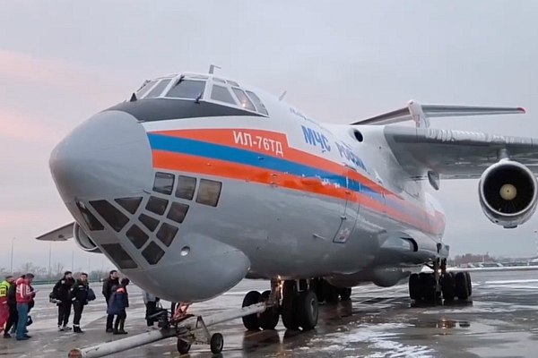 Самолет МЧС доставит на лечение в Москву жителей Абхазии  Самолет МЧС России Ил-76 доставит нуждающихся в квалифицированной медицинской помощи пациентов из Абхазии в Москву. Об этом сообщает ТАСС со ссылкой на данные МЧС России.  "В соответствии с поручением правительства Российской Федерации и главы МЧС России Александра Куренкова самолет Ил-76 МЧС России вылетел из Москвы в Сухум", – сообщили в министерстве.  Авиацией МЧС России будет осуществлена санитарная эвакуация пациентов.  aviaru.net/n281048